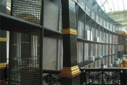 Pulverbeschichtung von Gitterrosten für den Fassadenbereich 