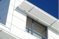 Pulverbeschichtung von Gitterrosten für den Fassadenbereich 
